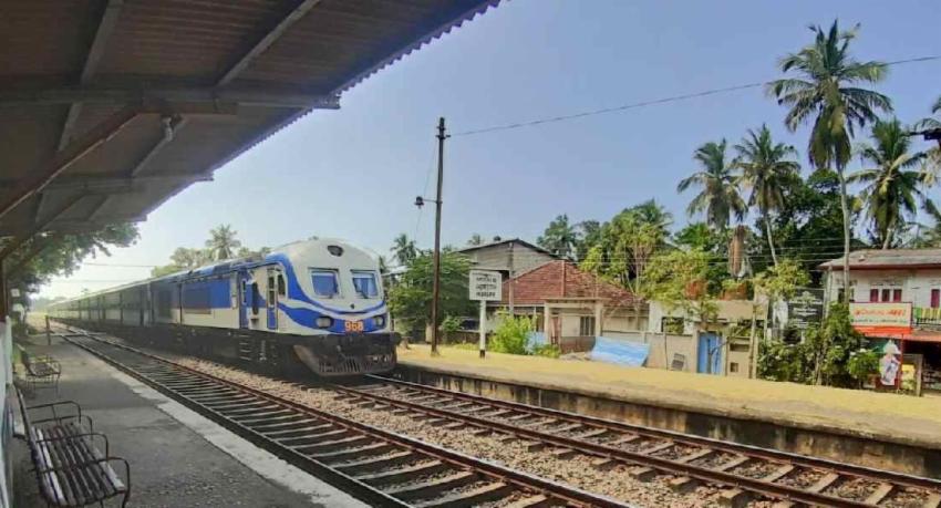 දුම්රියක වහලය මතින් ඇද වැටී මගියෙක් මියයයි